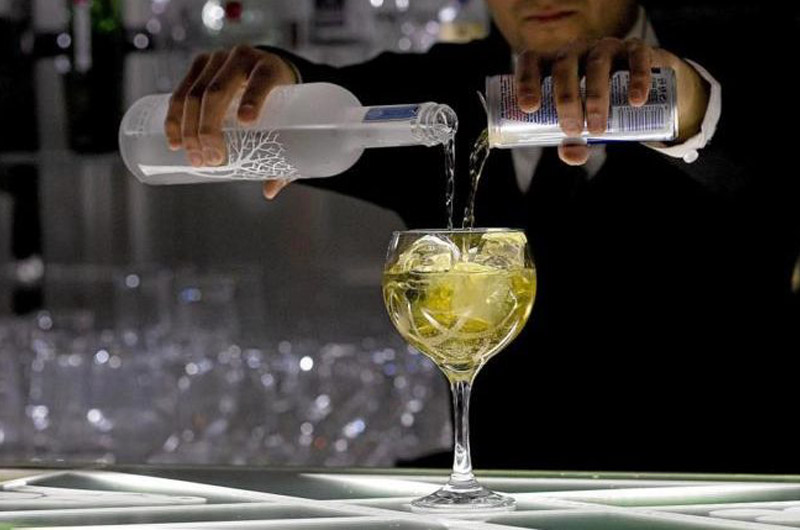 Mezclar alcohol y bebidas energéticas aumenta los riesgos para el consumidor y le incita a beber más